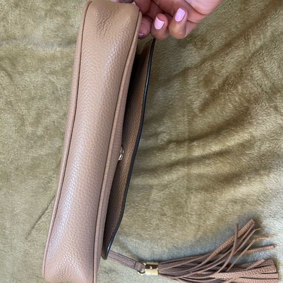 Pebbled Calfskin Medium Gucci Soho Flap Crossbody Camelia - Picture 3 of 13